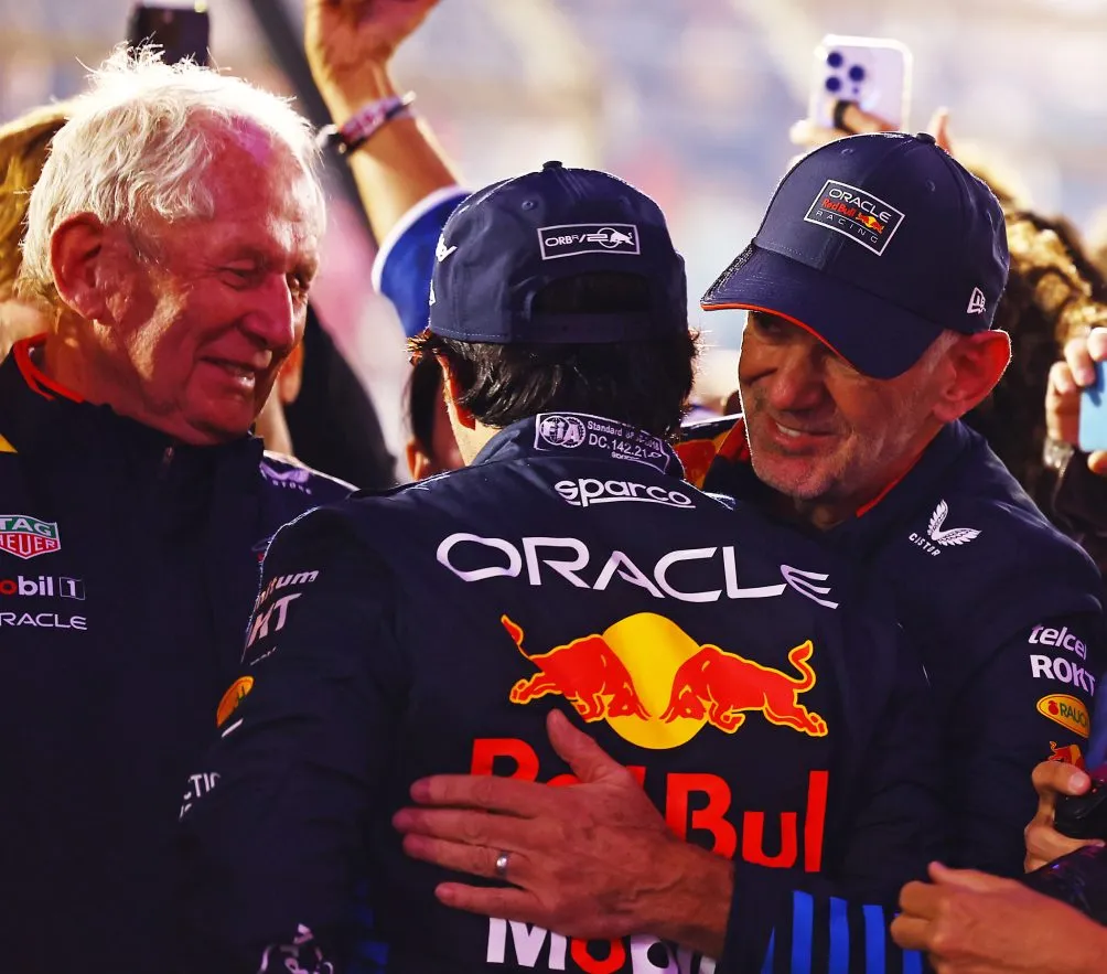 Helmut Marko y Newey felicitan a Checo Pérez