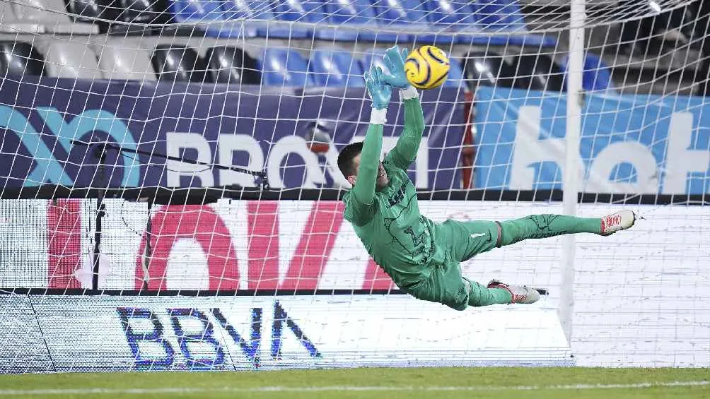 González atajó el penal del pase