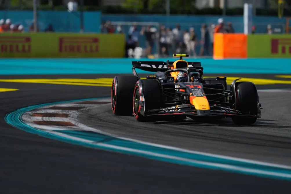 Checo Pérez tendrá que pelear por superar a Leclerc en la sprint