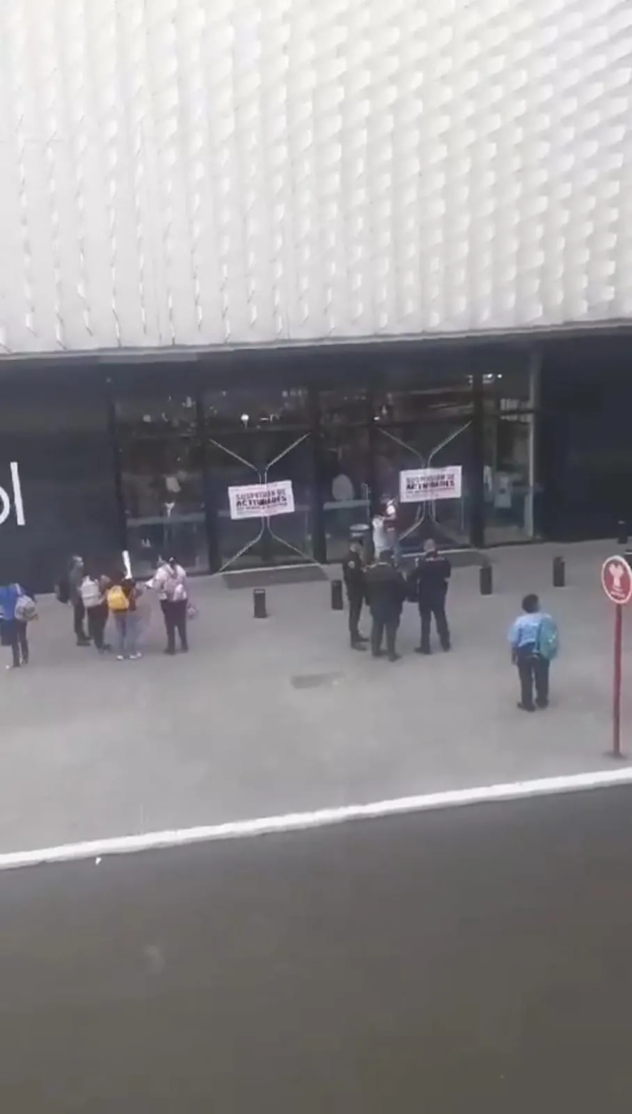 Captura de Pantalla Se esperó a que todo el personal saliera de la tienda.