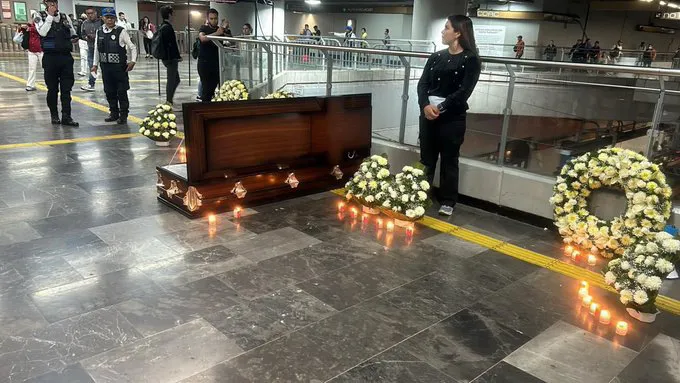Estudiantes llevaron un ataúd a la estación Mixcoac para protestar por las víctimas.