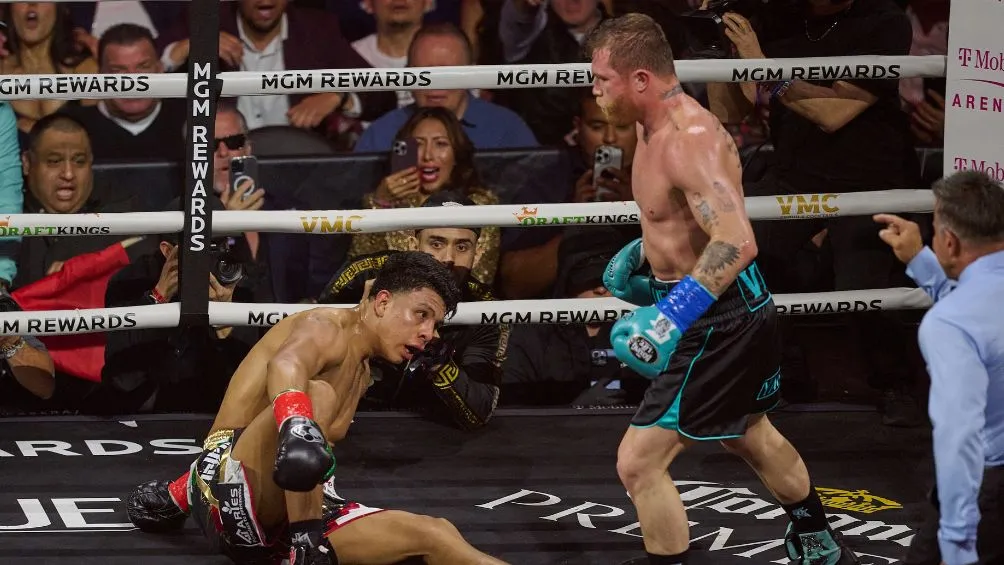 Munguía en la lona del T-Mobile