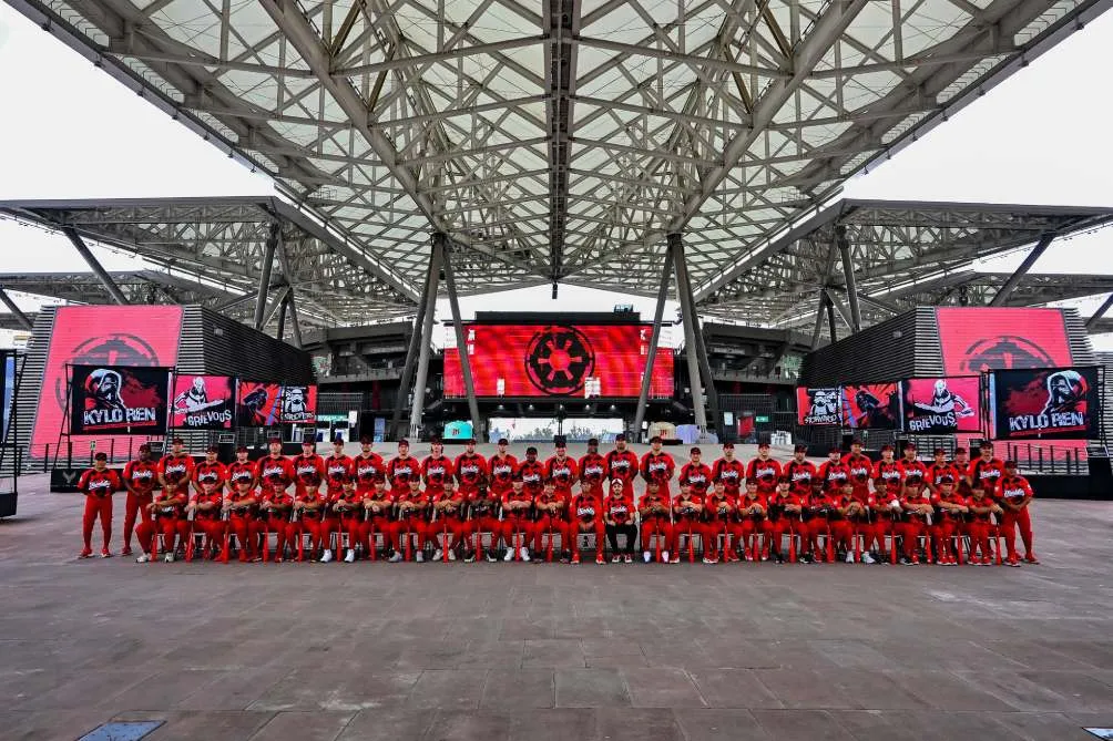 El equipo escarlata con un decorado especial en el Harp Helú