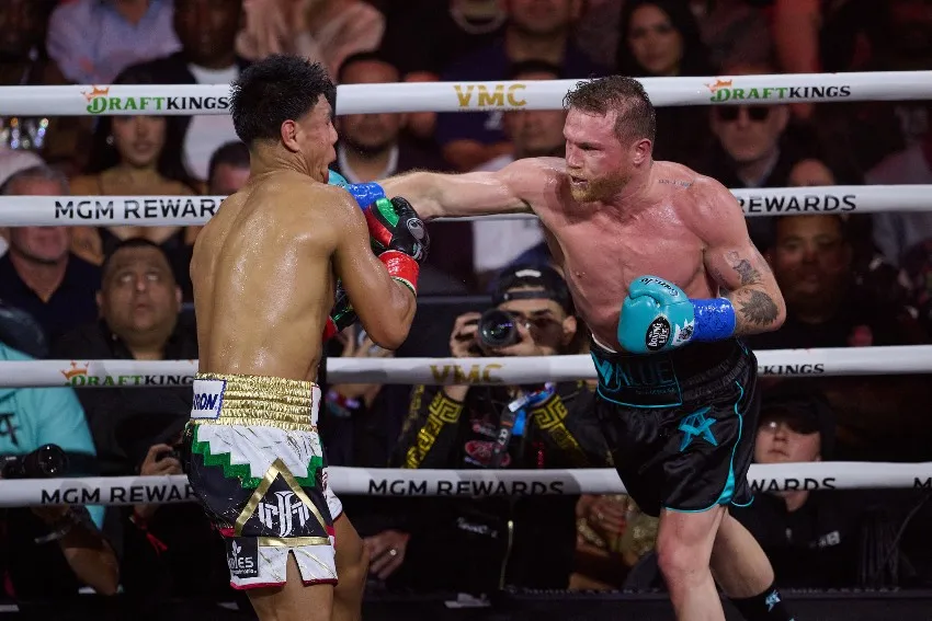 Canelo golpeando a Munguía