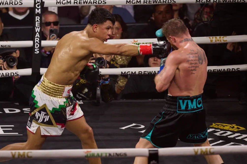 Munguía y Canelo durante el combate en Las Vegas