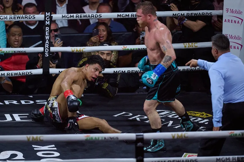 Munguía en la lona tras el upper de Canelo