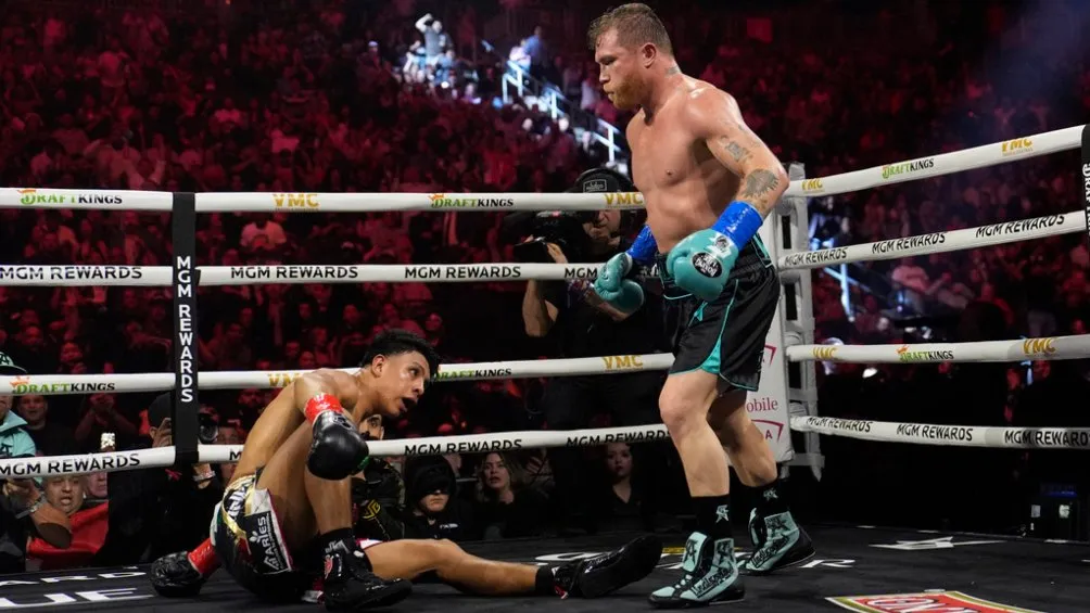 Munguía a la lona en combate vs Canelo