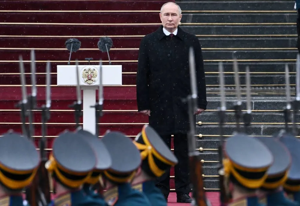 Presidente Vladimir Putin observando a los guardias de honor en su ceremonia en el Kremlin. | AP