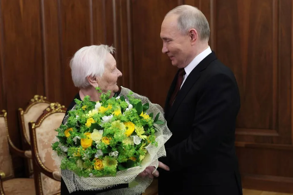 Vladimir Putin junto a su ex maestra, Vera Dmtrievna en la inauguración.