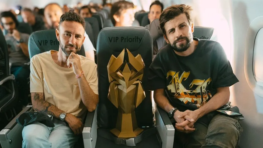Layún y Piqué junto al trofeo de la Kings World Cup