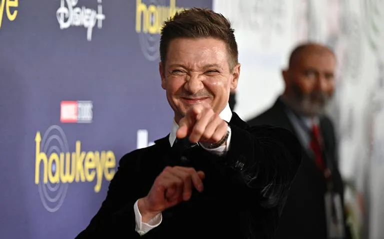 Jeremy Renner en la alfombra de "Hawkeye"