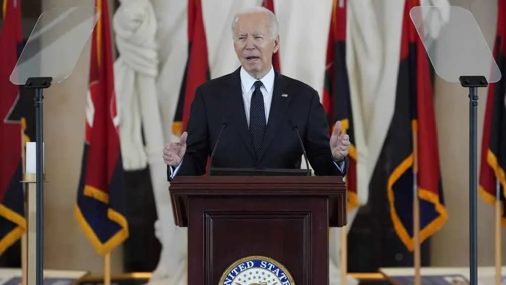El Presidente Joe Biden firmó un proyecto de ley que obligó a la venta de TikTok.
