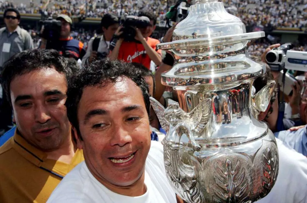 Sánchez con el trofeo que ganó con los Pumas