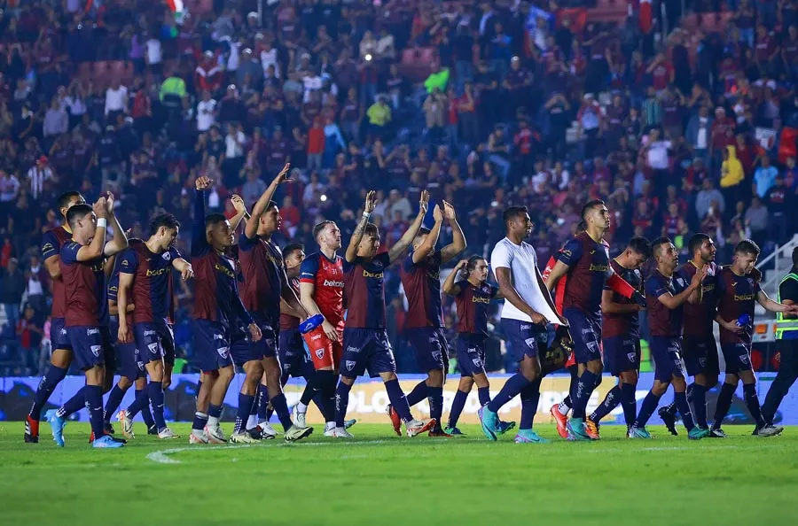 Jugadores del Atlante celebran triunfo con su afición