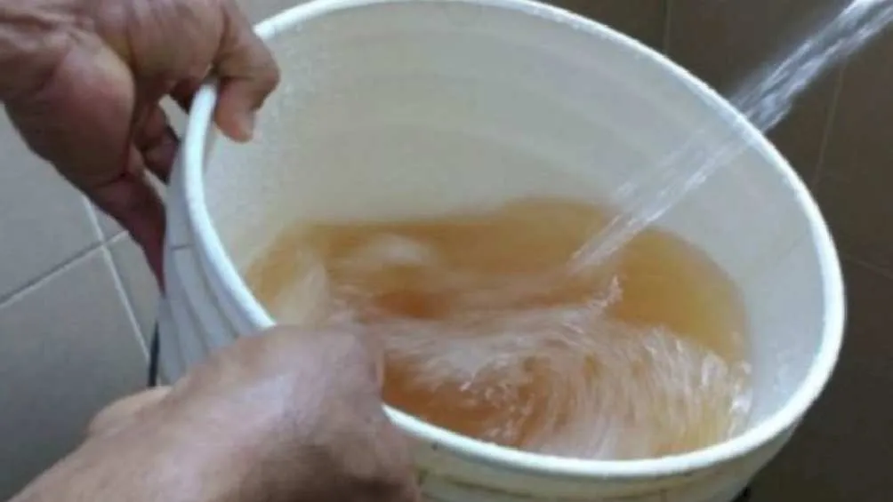 Vecinos reportaron desde hace un mes que el agua olía a gasolina.