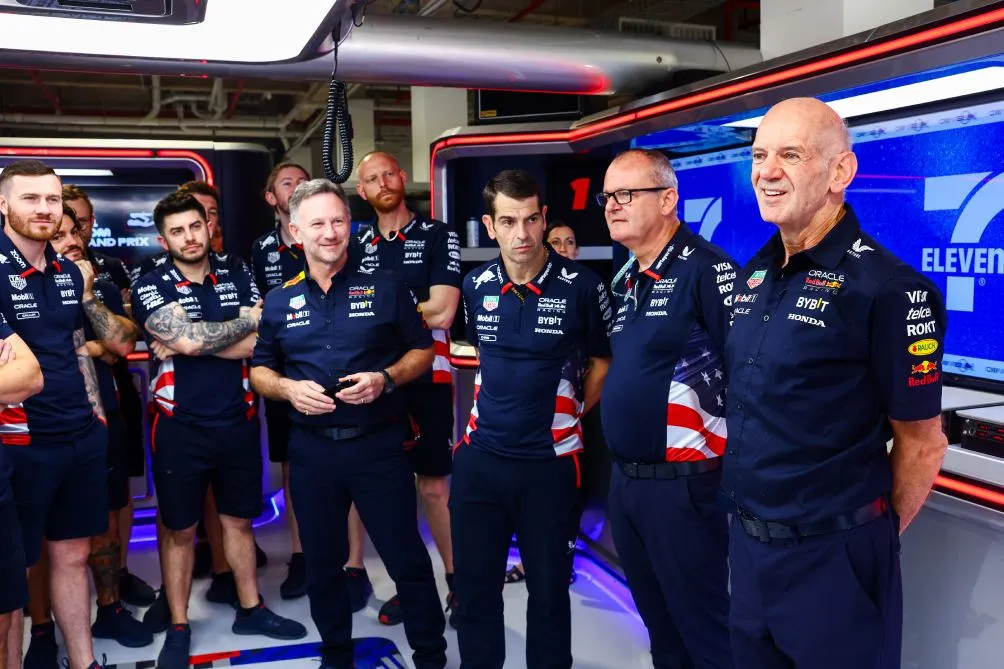Newey y el equipo de Red Bull tras el anuncio de la salida del británico