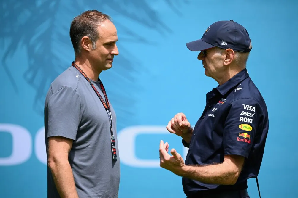 Newey con Oliver Mintzlaff, director ejecutivo Bull GmbH