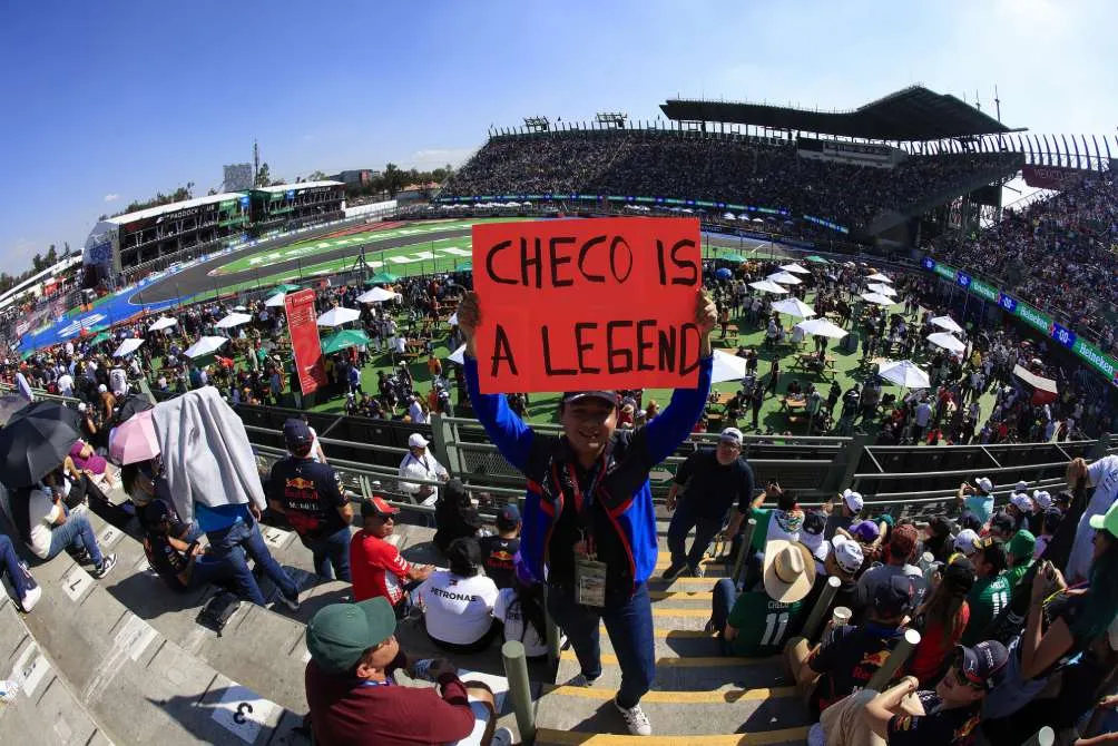 Un aficionado apoyando a Checo Pérez
