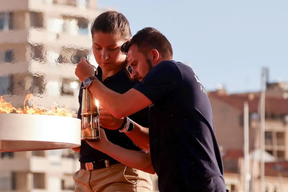 Guardias olímpicos colectan fuego del candil olímpico