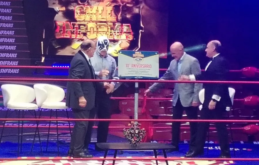 Atlantis develó placa del CMLL Informa