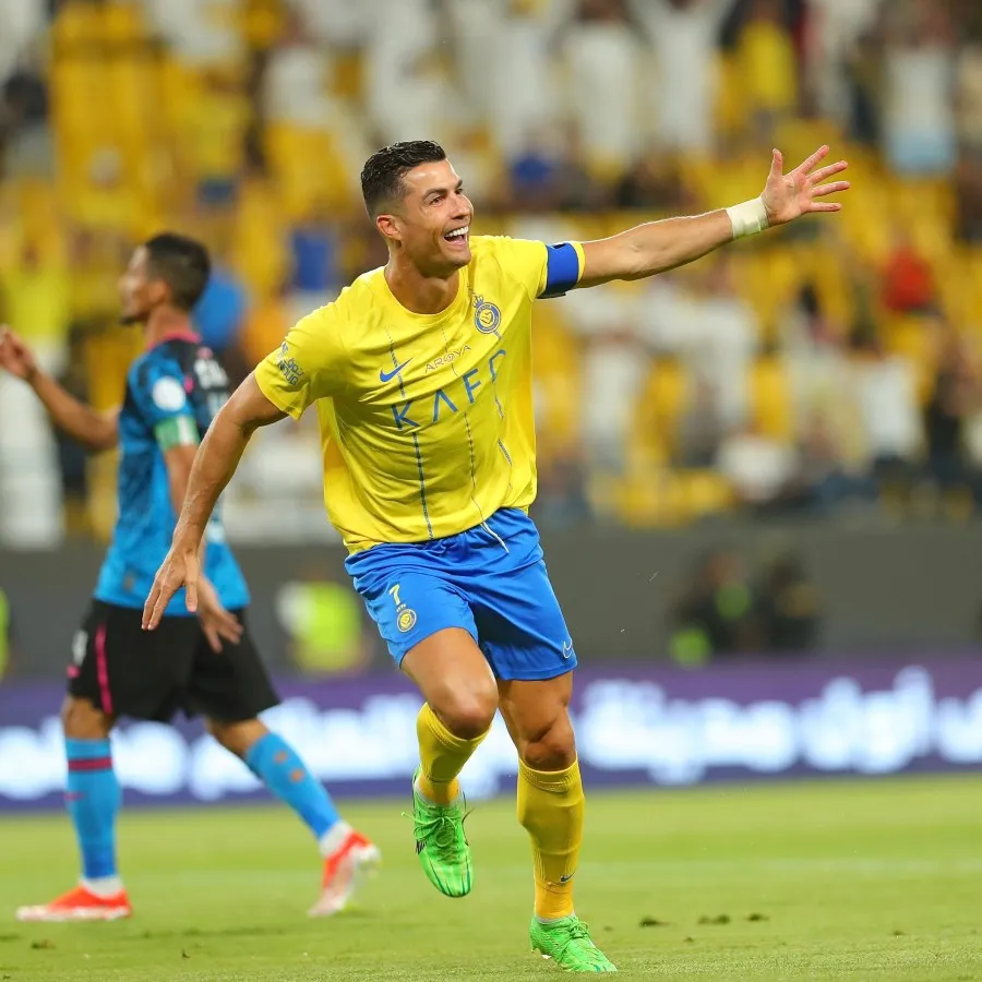 X: @Cristiano Cristiano Ronaldo tiene