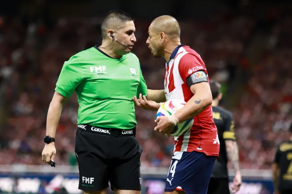 Chicharito en diálogo con Óscar Mejía