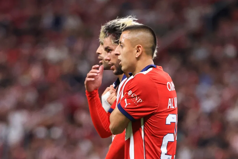 Cowell con Alvarado tras el juego ante Toluca