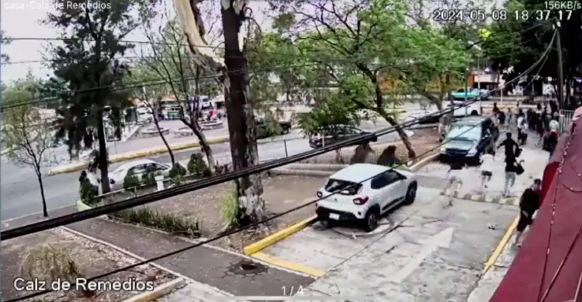 Captura de pantalla Hay video del momento de la llegada de los porros al CCH Naucalpan.