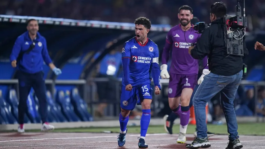 Rivero celebrando el primer gol de Cruz Azul