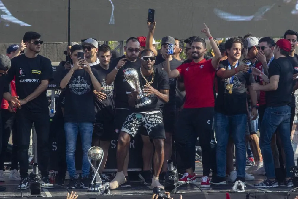 Quiñones celebrando el bicampeonato con Atlas