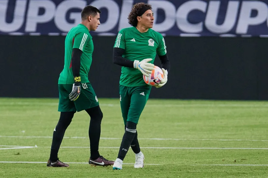 Guillermo Ochoa y Luis Ángel Malagón
