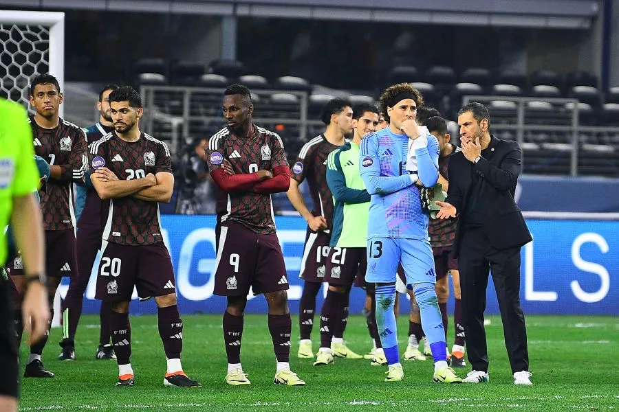 Jaime Lozano conversando con Guillermo Ochoa