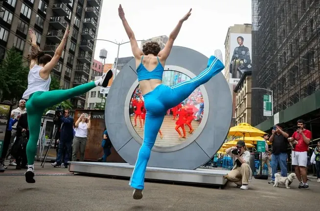 Jainis Laizans Mujeres de Nueva York bailando con personas de Dublín a través del portal