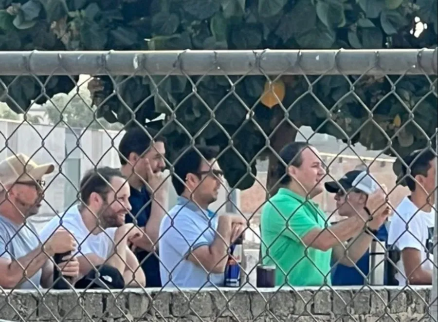 Checo Pérez observando a su hijo