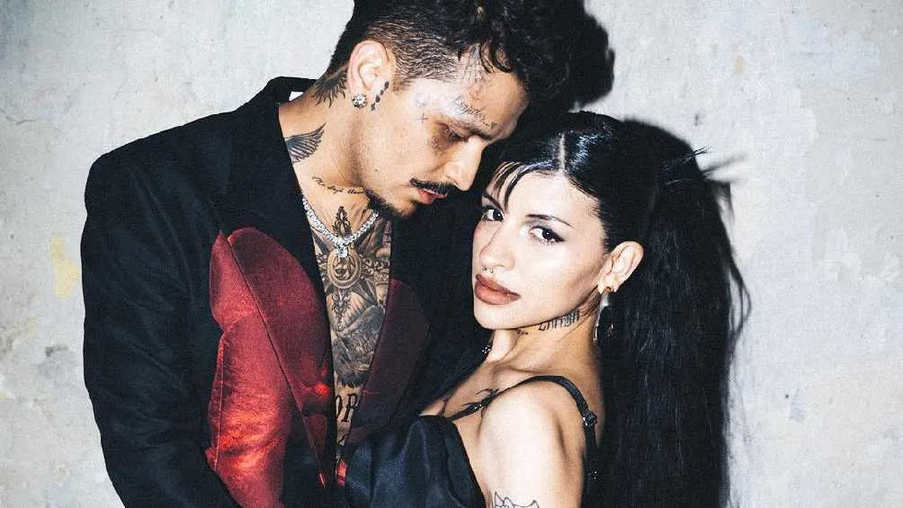 IG: @cazzu El cantante mexicano encontró el amor en la rapera argentina Cazzu.