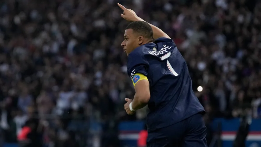Mbappé anotó gol en su último juego en el Parque de los Principes