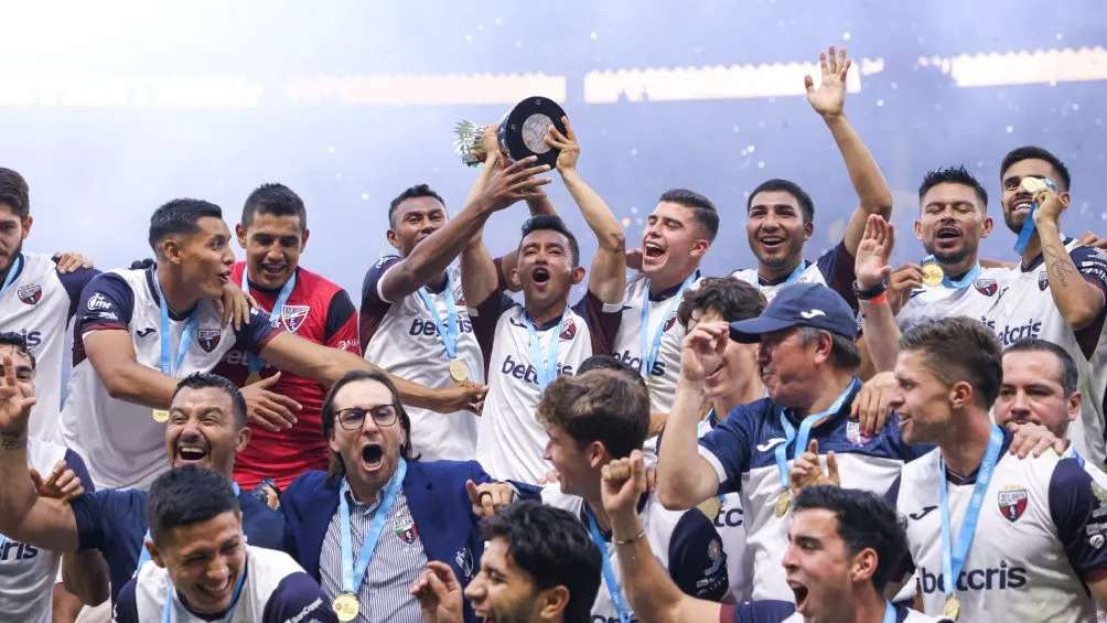 Atlante levantando el trofeo de campeón en el Jalisco