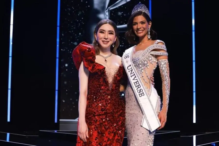 Redes sociales Anne y Sheinnys posando juntas en Miss Universo