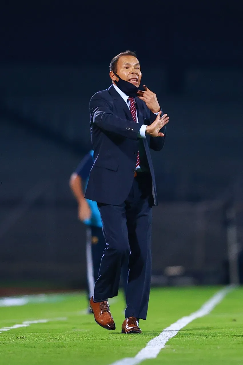 IMAGO7 'Profe' Cruz en dirigiendo un partido de Liga MX