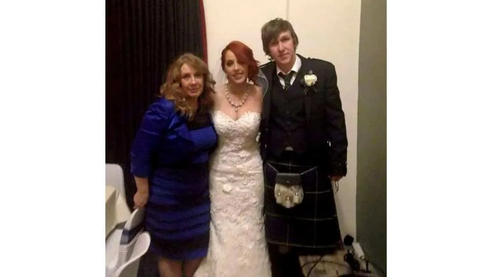 El vestido sí era azul con negro, según esta foto donde se ve a la mamá de la novia.