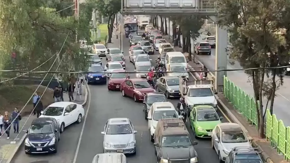 Cientos de automovilistas así como usuarios del transporte público se vieron afectados.
