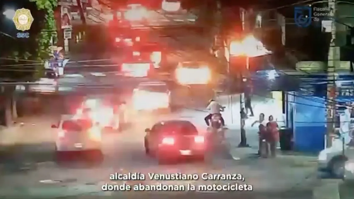 Los suejetos abandonan la motocicleta en la colonia Pensador Mexicano.