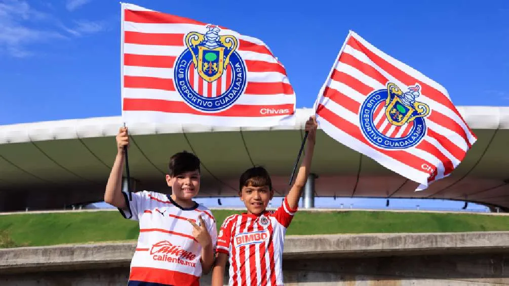 Afición en la inmediaciones del Estadio