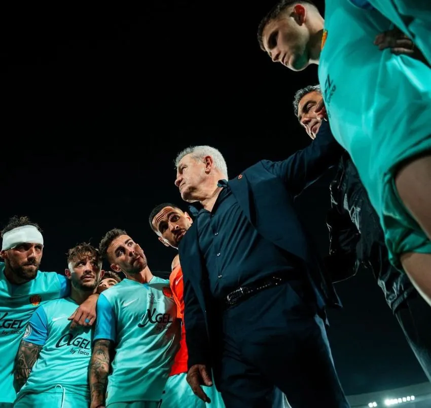 X: @RCD_Mallorca El 'Vasco' con sus dirigidos durante un partido