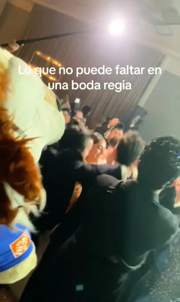 CAPTURA La botarga de Tigres se llevó los reflectores en la fiesta