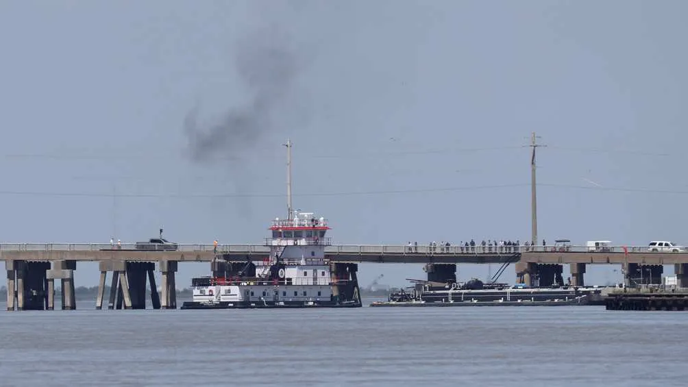 Parte del puente se derrumbó, así como una zona de las vía del ferrocarril.