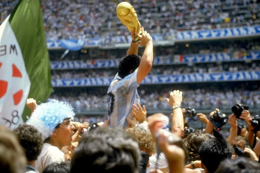 MEXSPORT Maradona con el trofeo de México 86