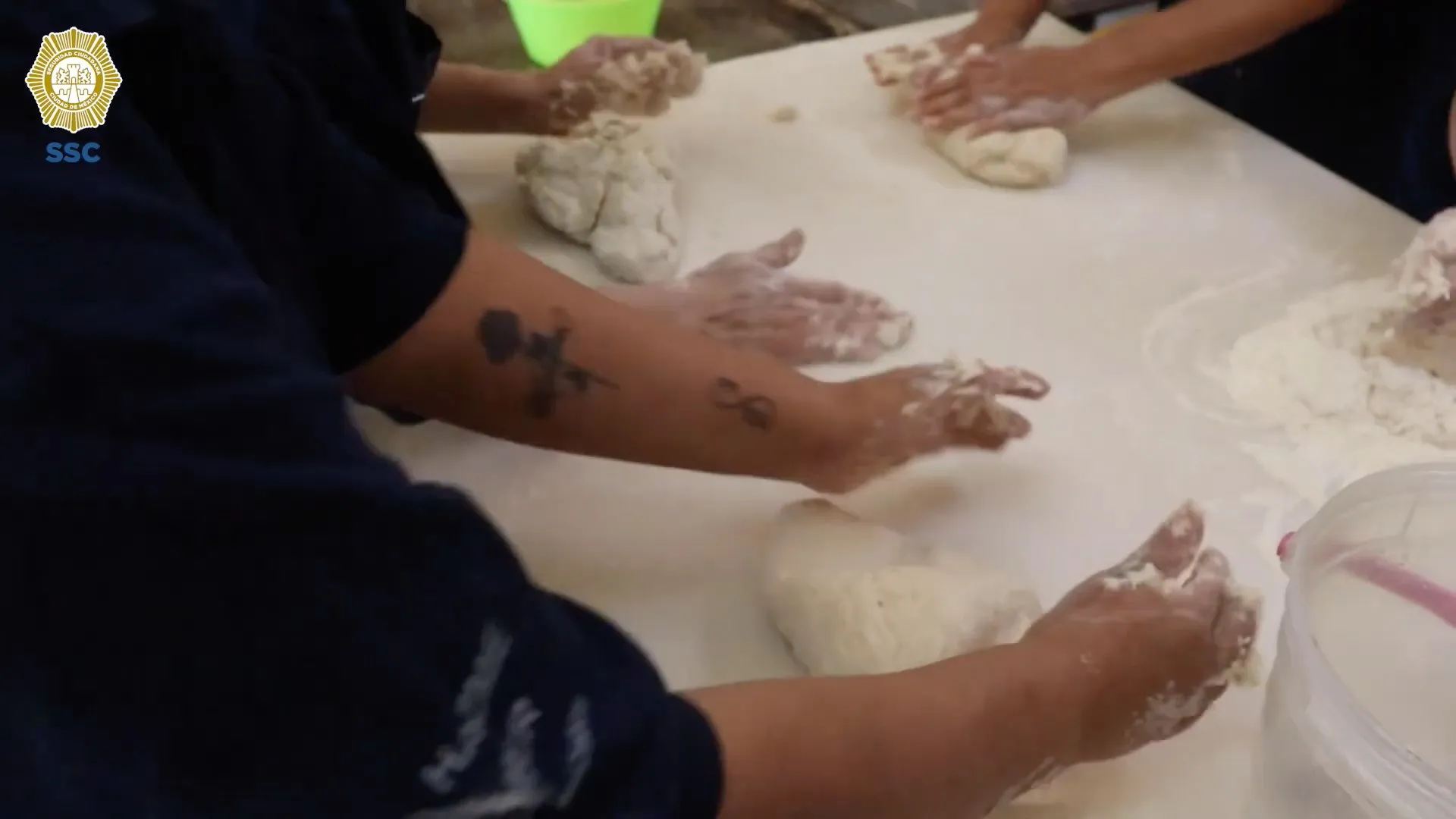 Las mujeres empezaron desde cero la elaboración de las pizzas.