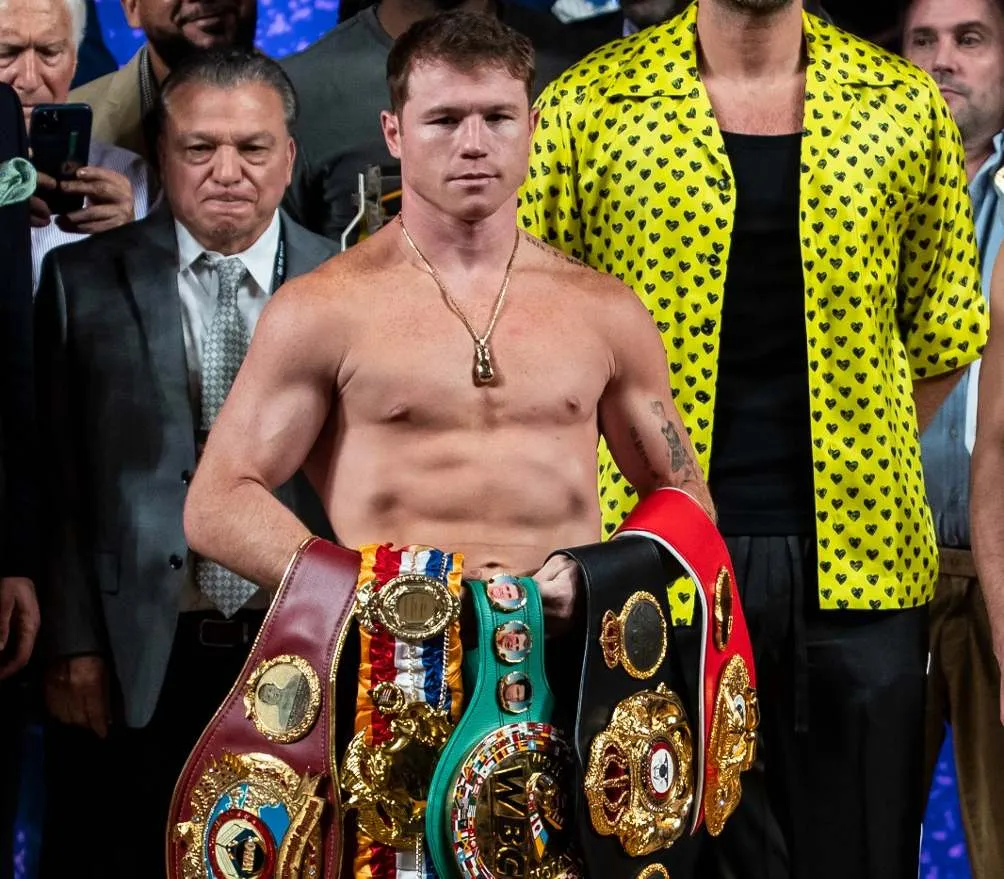 Canelo Álvarez presume sus cinturones