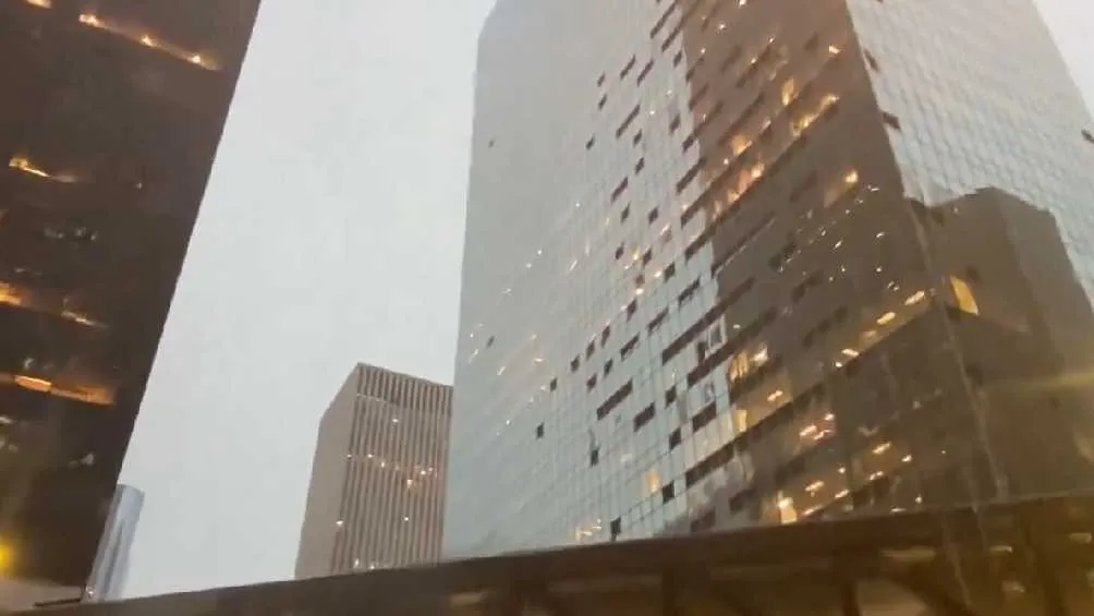 Las ventanas de los rascacielos se estrellaron.
